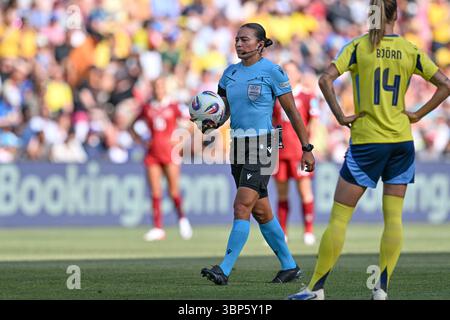 Genf, Schweiz. Juli 2025. Die Schiedsrichterin Edina Alves wurde am 1. Spieltag in der Gruppe C der dänischen Frauenfußballnationalmannschaft gegen Schweden bei der EM 2025 der Frauen in der Schweiz am Samstag, 4. Juli 2025 in Genf, Schweiz, dargestellt. Quelle: Sportpix/Alamy Live News Stockfoto