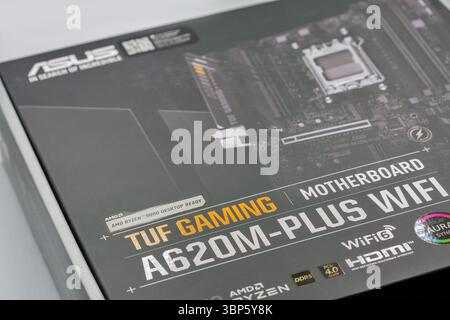 Kiew, Ukraine - 02. Februar 2025: ASUS TUF Gaming Motherboard-Paket in Großansicht auf weiß. ASUS ist ein taiwanesischer multinationaler Computer, Telefon-Hardware und Stockfoto