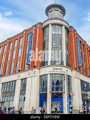 Jervis Shopping Centre in der Jervis Street, Dublin, Irland, ein großes Einkaufszentrum mit markanter roter Backsteinarchitektur und zentralem Turmeingang. Stockfoto