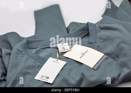 Kiew, Ukraine - 19. April 2025: Studio-Shooting von Springfield männliches blaues Langarm-T-Shirt auf weiß. Springfield ist ein lässiger Jugendfreund für Männer Stockfoto