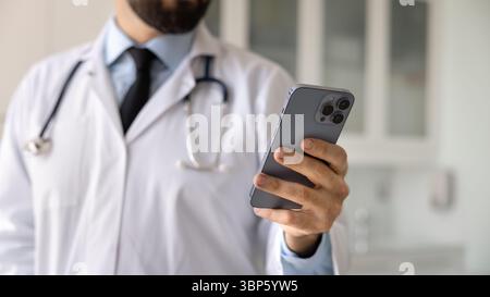 Nahaufnahme des Banners eines Smartphones in der Hand des Arztes Stockfoto
