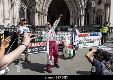 LONDON, 04.07.2025: Pro-palästinensische Aktivisten protestieren vor den Königlichen Justizgerichten, als ein Richter eine Anfechtung gegen das Verbot von Palestin hört Stockfoto