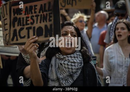 LONDON, 04.07.2025: Pro-palästinensische Aktivisten protestieren vor den Königlichen Justizgerichten, als ein Richter eine Anfechtung gegen das Verbot von Palestin hört Stockfoto