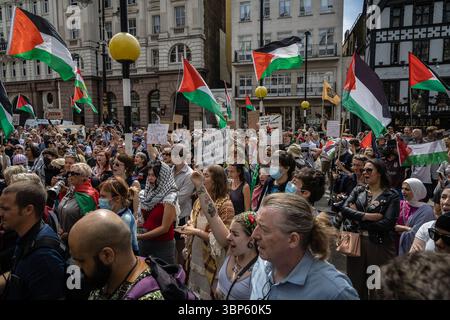 LONDON, 04.07.2025: Pro-palästinensische Aktivisten protestieren vor den Königlichen Justizgerichten, als ein Richter eine Anfechtung gegen das Verbot von Palestin hört Stockfoto