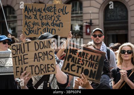 LONDON, 04.07.2025: Pro-palästinensische Aktivisten protestieren vor den Königlichen Justizgerichten, als ein Richter eine Anfechtung gegen das Verbot von Palestin hört Stockfoto