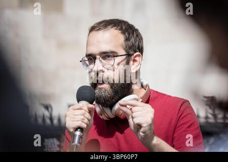LONDON, 04.07.2025: Pro-palästinensische Aktivisten protestieren vor den Königlichen Justizgerichten, als ein Richter eine Anfechtung gegen das Verbot von Palestin hört Stockfoto