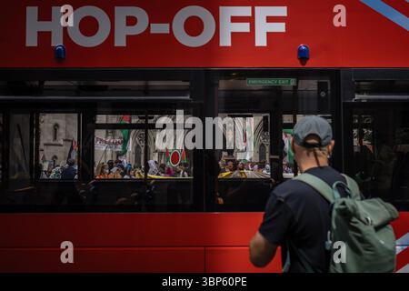 LONDON, 04.07.2025: Pro-palästinensische Aktivisten protestieren vor den Königlichen Justizgerichten, als ein Richter eine Anfechtung gegen das Verbot von Palestin hört Stockfoto