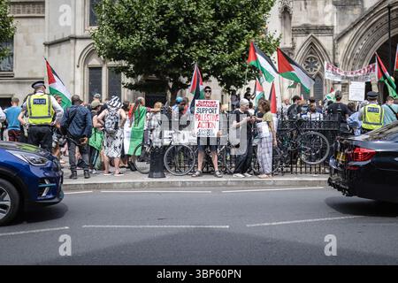 LONDON, 04.07.2025: Pro-palästinensische Aktivisten protestieren vor den Königlichen Justizgerichten, als ein Richter eine Anfechtung gegen das Verbot von Palestin hört Stockfoto