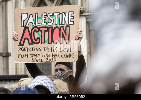 LONDON, 04.07.2025: Pro-palästinensische Aktivisten protestieren vor den Königlichen Justizgerichten, als ein Richter eine Anfechtung gegen das Verbot von Palestin hört Stockfoto