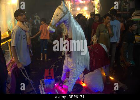 Rajkot, Gujarat, Indien. Juli 2025. Muharram Festival Tazia Parade 2025. Quelle: Nasirkhan Davi/Alamy Live News Stockfoto