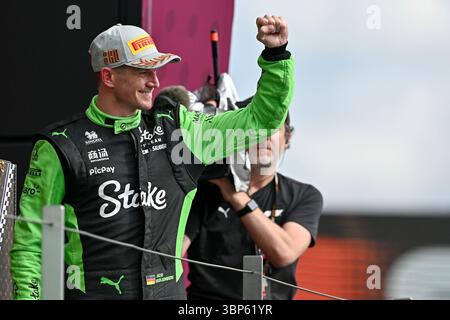 NORTHAMPTON, ENGLAND - 6. JULI: Nico Hulkenberg aus Deutschland und Stake F1 Team Kick sauber feiert seinen dritten Platz auf dem Podium während des F1 Grand Prix von Großbritannien auf dem Silverstone Circuit am 6. Juli 2024 in Northampton, England. (Foto: Vince Mignott/Alamy Live News) Stockfoto