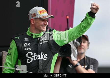 NORTHAMPTON, ENGLAND - 6. JULI: Nico Hulkenberg aus Deutschland und Stake F1 Team Kick sauber feiert seinen dritten Platz auf dem Podium während des F1 Grand Prix von Großbritannien auf dem Silverstone Circuit am 6. Juli 2024 in Northampton, England. (Foto: Vince Mignott/Alamy Live News) Stockfoto
