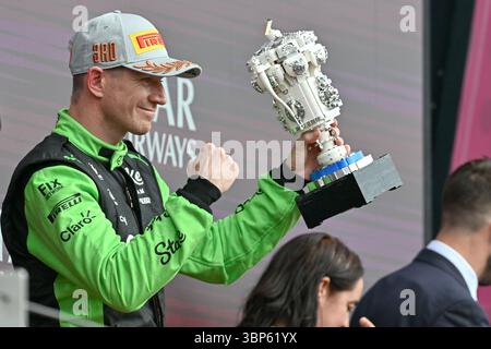 NORTHAMPTON, ENGLAND - 6. JULI: Nico Hulkenberg aus Deutschland und Stake F1 Team Kick sauber feiert seinen dritten Platz auf dem Podium während des F1 Grand Prix von Großbritannien auf dem Silverstone Circuit am 6. Juli 2024 in Northampton, England. (Foto: Vince Mignott/Alamy Live News) Stockfoto