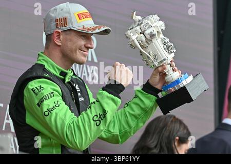 NORTHAMPTON, ENGLAND - 6. JULI: Nico Hulkenberg aus Deutschland und Stake F1 Team Kick sauber feiert seinen dritten Platz auf dem Podium während des F1 Grand Prix von Großbritannien auf dem Silverstone Circuit am 6. Juli 2024 in Northampton, England. (Foto: Vince Mignott/Alamy Live News) Stockfoto