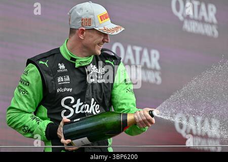 NORTHAMPTON, ENGLAND - 6. JULI: Nico Hulkenberg aus Deutschland und Stake F1 Team Kick sauber feiert seinen dritten Platz auf dem Podium während des F1 Grand Prix von Großbritannien auf dem Silverstone Circuit am 6. Juli 2024 in Northampton, England. (Foto: Vince Mignott/Alamy Live News) Stockfoto