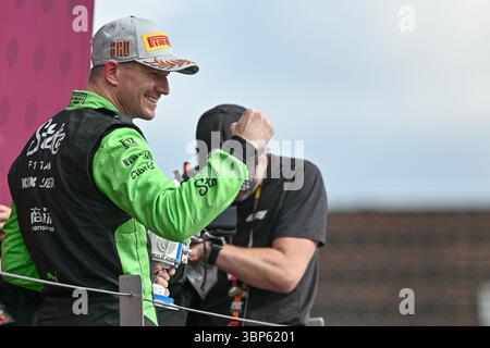 NORTHAMPTON, ENGLAND - 6. JULI: Nico Hulkenberg aus Deutschland und Stake F1 Team Kick sauber feiert seinen dritten Platz auf dem Podium während des F1 Grand Prix von Großbritannien auf dem Silverstone Circuit am 6. Juli 2024 in Northampton, England. (Foto: Vince Mignott/Alamy Live News) Stockfoto