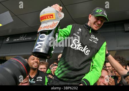 NORTHAMPTON, ENGLAND - 6. JULI: Nico Hulkenberg aus Deutschland und Stake F1 Team Kick sauber feiert seinen dritten Platz beim Formel 1 Grand Prix von Großbritannien auf dem Silverstone Circuit am 6. Juli 2024 in Northampton, England. (Foto: Vince Mignott/Alamy Live News) Stockfoto