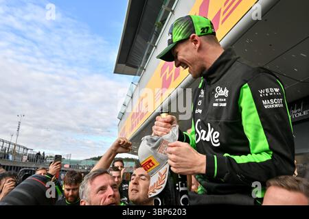 NORTHAMPTON, ENGLAND - 6. JULI: Nico Hulkenberg aus Deutschland und Stake F1 Team Kick sauber feiert seinen dritten Platz beim Formel 1 Grand Prix von Großbritannien auf dem Silverstone Circuit am 6. Juli 2024 in Northampton, England. (Foto: Vince Mignott/Alamy Live News) Stockfoto