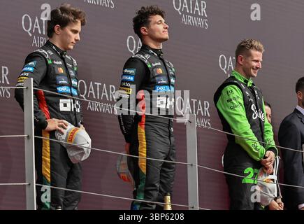 NORTHAMPTON, ENGLAND - 6. JULI: Oscar Piastri aus Australien und McLaren F1 Team, Lando Norris aus Großbritannien und McLaren F1 Team und Nico Hulkenberg aus Deutschland und Stake F1 Team kicken sauber auf das Podium während des F1 Grand Prix von Großbritannien auf dem Silverstone Circuit am 6. Juli 2024 in Northampton, England. (Foto: Vince Mignott/Alamy Live News) Stockfoto