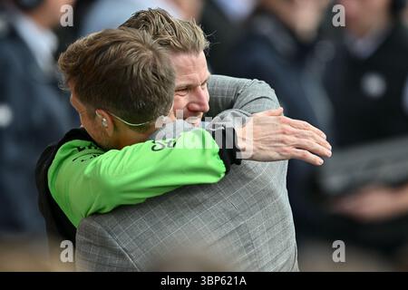NORTHAMPTON, ENGLAND - 6. JULI: Nico Hulkenberg aus Deutschland und Stake F1 Team Kick sauber feiert seinen dritten Platz mit Jenson Button im parc Feme während des F1 Grand Prix von Großbritannien auf dem Silverstone Circuit am 6. Juli 2024 in Northampton, England. (Foto: Vince Mignott/Alamy Live News) Stockfoto