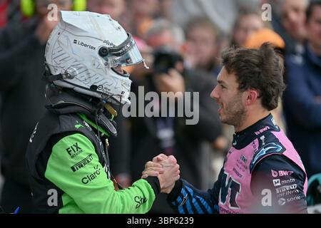 NORTHAMPTON, ENGLAND - 6. JULI: Pierre Gasly aus Frankreich und BWT Alpine F1 Team gratulieren Nico Hulkenberg aus Deutschland und Stake F1 Team Kick sauber zu seinem dritten Platz im parc Feme während des F1 Grand Prix von Großbritannien auf dem Silverstone Circuit am 6. Juli 2024 in Northampton, England. (Foto: Vince Mignott/Alamy Live News) Stockfoto