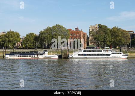 Kreuzfahrtschiffe liegen am Südufer der Themse in Lambeth, London England Großbritannien Stockfoto