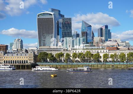 Die Wolkenkratzer der City of London von der Themse aus gesehen, das Square Mile Geschäftsviertel in London, England, Großbritannien Stockfoto