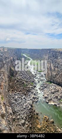 Ein Fluss fließt durch einen felsigen Canyon Stockfoto
