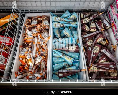 Italien - 06. Juli 2025: Eiscreme und Eiskegel Cornetto in der oberen Ansicht in einem italienischen Supermarkt mit Kühltheke Stockfoto