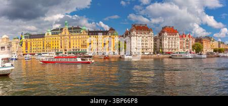Boote liegen am Strandvagen mit historischem Gebäude in Stockholm, Schweden Stockfoto