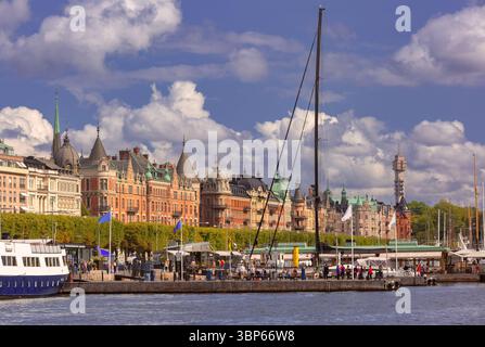 Historische Gebäude und Boote entlang der Strandvagen Uferpromenade in Stockholm, Schweden Stockfoto