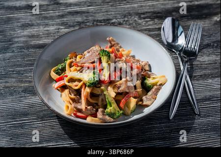 Pasta mit Rindfleisch, Pilzen und Gemüse. Stockfoto