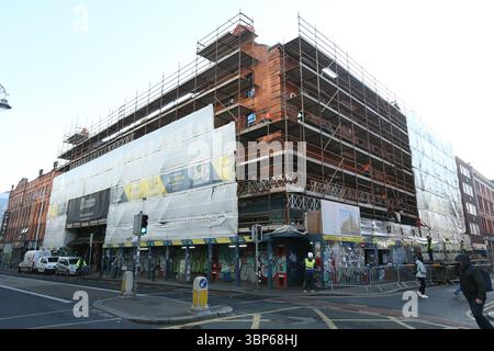 Dublin, Irland - 06. Juni 2025 - Image of the Central Hotel, Exchequer Street, umgeben von Gerüsten während der Renovierungsarbeiten Stockfoto