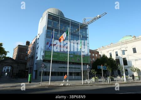 Dublin, Irland - 06. Juni 2025 - bei gutem Wetter scheint die Sonne auf Fahnenmasten, einschließlich der irischen Flagge, in der Palace Street Stockfoto