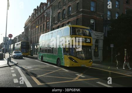 Dublin, Irland - 06. Juni 2025 - Lmage eines Busses der Linie 26, der während des frühen Sonnenaufgangs an den Kais in Dublin fährt Stockfoto