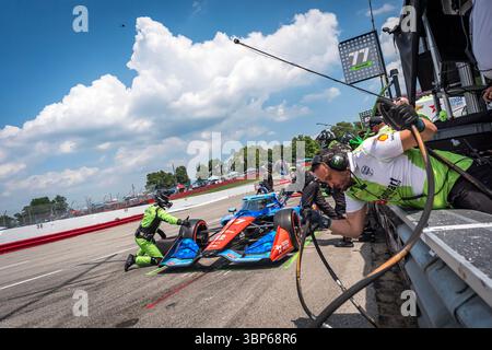 Lexington, Oh, USA. Juli 2025. Crew-Mitglieder von Juncos Hollinger Racing Chevrolet bereiten ihren Rennwagen für den Honda Indy 200 in Lexington, OH, USA vor. (Kreditbild: © Walter G. Arce Sr./ASP via ZUMA Press Wire) NUR REDAKTIONELLE VERWENDUNG! Nicht für kommerzielle ZWECKE! Stockfoto