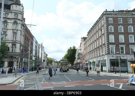Dublin, Irland - 6. Juni 2025 - Blick auf die Westmoreland Street mit Fußgängern und Radfahrern von der O'Connell Bridge aus Stockfoto