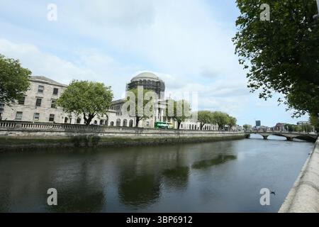 Dublin, Irland - 06. Juni 2025 - Image an die Fassade des Four Courts Building und Inn Quay am Fluss Liffey im Stadtzentrum von Dublin Stockfoto