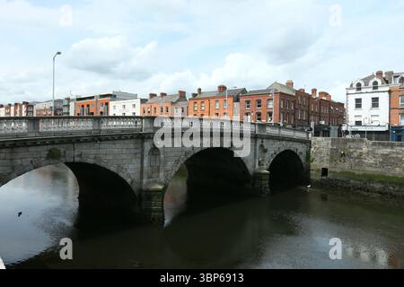Dublin, Irland - 06. Juni 2025 - Ein Blick auf die Mellows Bridge am Fluss Liffey an einem bewölkten, bewölkten Nachmittag in Dublin Stockfoto