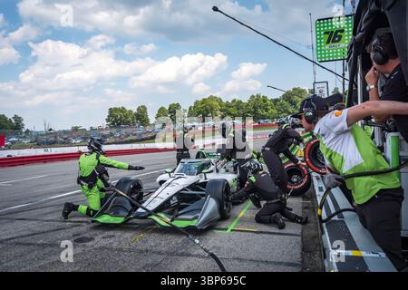 Lexington, Oh, USA. Juli 2025. Crew-Mitglieder von Juncos Hollinger Racing Chevrolet bereiten ihren Rennwagen für den Honda Indy 200 in Lexington, OH, USA vor. (Kreditbild: © Walter G. Arce Sr./ASP via ZUMA Press Wire) NUR REDAKTIONELLE VERWENDUNG! Nicht für kommerzielle ZWECKE! Stockfoto