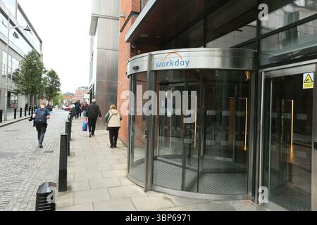 Dublin, Irland - 06. Juni 2025 - Image des Eingangs zum Workday in Smithfield, Dublin City Centre, wenn Menschen vorbeikommen Stockfoto