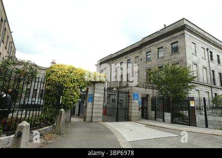 Dublin, Irland - 06. Juni 2025 - der Eingang zu den vier Gerichten im Stadtzentrum von Dublin Stockfoto