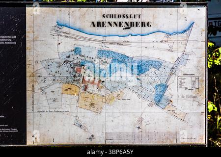Eine historische Karte des Schlosses Arenenberg in Salenstein, Thurgau, Schweiz, ist auf dieser Informationstafel zu sehen. Die detaillierte Darstellung vom September 1861 zeigt die Grundrisse der Burg, des Parks und des umliegenden Grundstücks am Bodensee. Sie veranschaulicht die historische Grundrisse des Anwesens, das einst Hortense de Beauharnais und Napoleon III. Gehörte und heute als Information über die Restaurierung des Parks genutzt wird Stockfoto