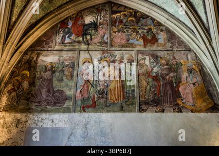 Wandmalereien im Dom zu Konstanz zeigen Szenen aus dem Leben Jesu. Sie zeigen die Einreise nach Jerusalem, das Letzte Abendmahl und die Gebetsszene im Garten Getsemani. Andere Fresken zeigen die Verhaftung und Verurteilung Jesu. Das Datum 1584 ist sichtbar. Theatergasse, Konstanz, Baden-Württemberg, Deutschland Stockfoto