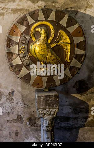 Die Originale der goldenen Medaillons befinden sich in der Krypta des Konstanzer Doms. Das Medaillon zeigt ein goldenes Vogelmotiv. Theatergasse, Konstanz, Baden-Württemberg, Deutschland Stockfoto