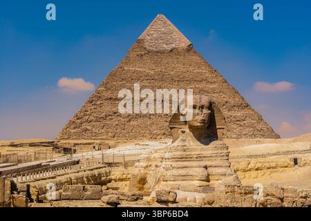 Blick auf die Sphinx, hinter der sich die Pyramide von Chephren befindet Stockfoto
