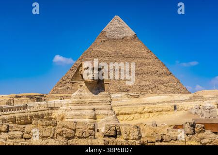 Blick auf die Sphinx, hinter der sich die Pyramide von Chephren befindet Stockfoto