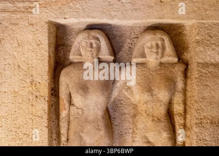 Weibliche Statuen im Grab von Meres Hank III Stockfoto