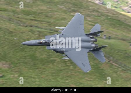 Ein McDonnell Douglas F-15 Eagle der United States Air Force navigiert durch die Berge der Mach Loop in Dolgellau, Wales Stockfoto