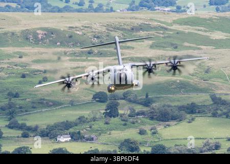 Ein Royal Air Force Airbus A400M Atlas erreicht die Mach Loop in Dolgellau, Wales Stockfoto